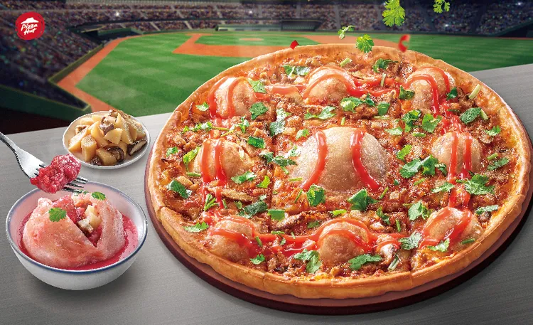 「呷霸王紅糟肉圓比薩」肉圓與醬汁的形狀更設計成「棒球造型」。業者提供