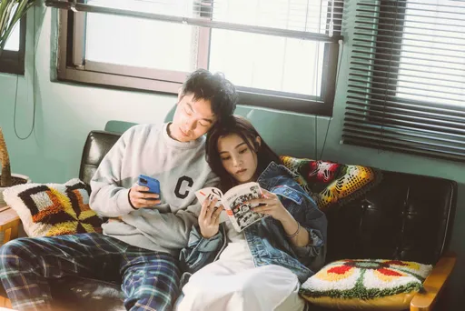 李佳薇才被爆斬斷4年情 歌手親妹妹跟男人打招呼10分鐘後就躺對方肩膀