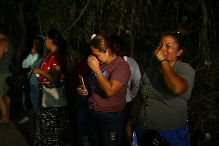 監獄外常有傷心的母親或妻子。路透社