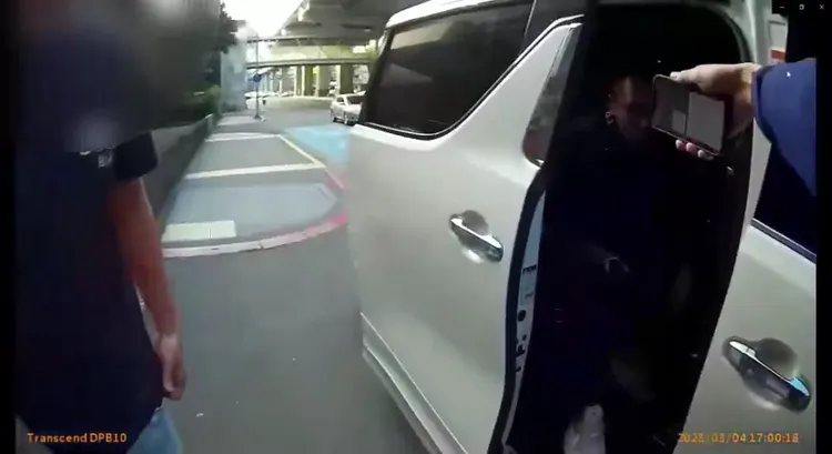 警方攔下犯案車輛喝令車上人員下車。中和警分局提供