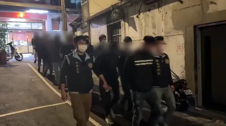 警方將嫌犯帶返偵查隊。中和警分局提供