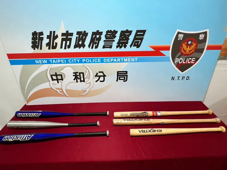 警方起獲犯案用的棍棒。中和警分局提供