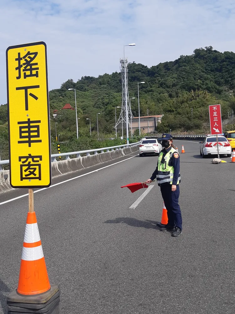 國道警方在匝道路口實施高乘載管制。國道警察局提供