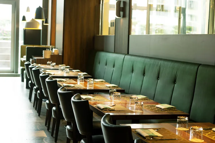 裝潢延續主品牌的綠色系與木質調，選用柔和樸質的蒼松綠與卡其色來凸顯年輕氣質。業者提供