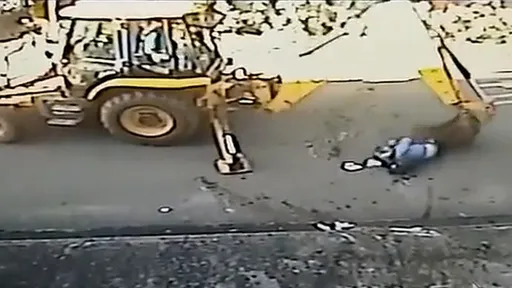 他開推土機伏擊「鏟倒同事當街虐殺」　鐵斗拖壓捶打1分鐘駭人影片曝光