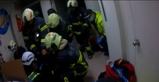 驚悚！　電梯暴衝往上飆　新北女「攔腰卡15分鐘」慘死