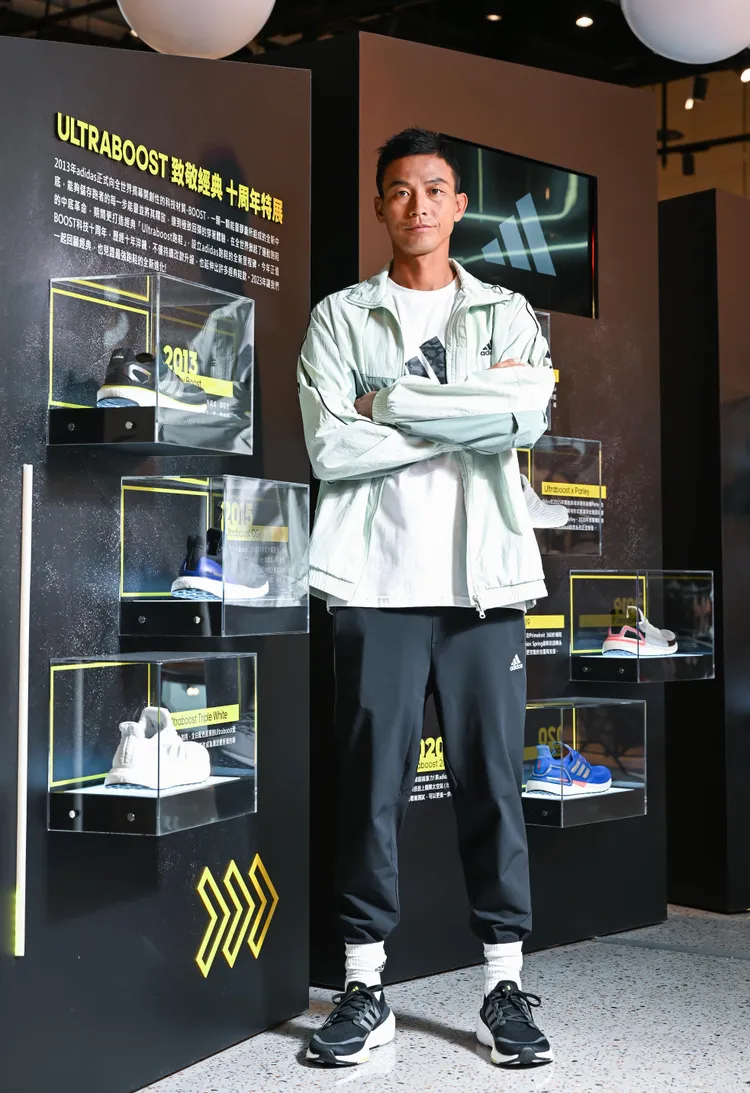 退役網球名將盧彥勳，演繹Ultraboost Light 10周年經典復刻版，5990元。品牌提供