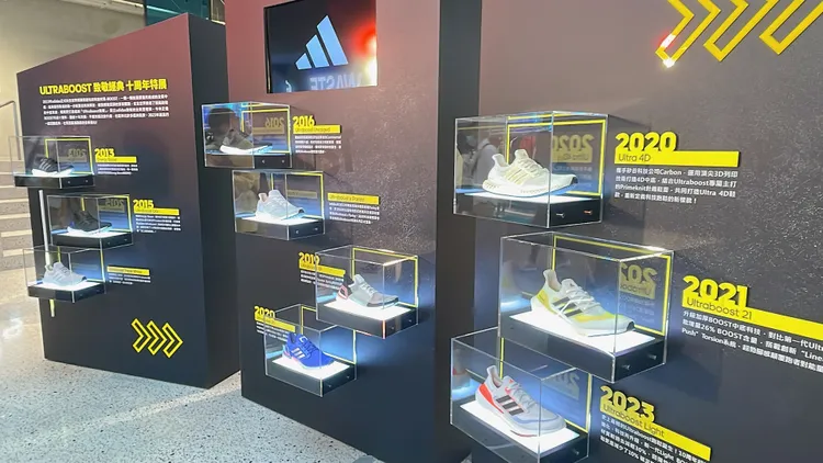 發表會現場展示有Ultraboost系列鞋款10年來的代表作品。張家玲攝