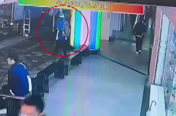 王男離去時帶走樂器。三重警分局提供