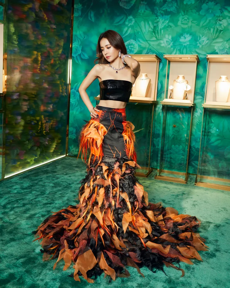 有著嫵媚姿態的蔡依林，表示每次參加寶格麗珠寶展都很期待看到各式彩寶，還說很開心能在4個不同展區中「洗一輪眼睛」。品牌提供