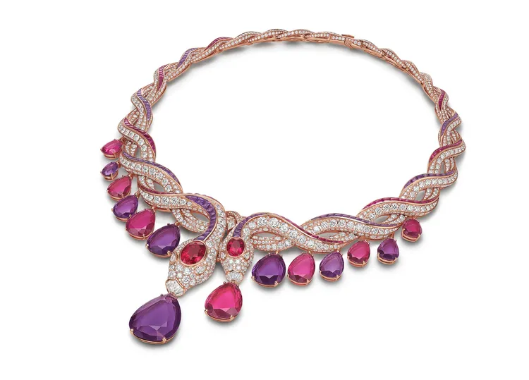 Serpenti Fruit Garden頂級彩寶與鑽石項鍊，用兩條繾綣纏繞的蛇身鍊條，搭配如果實般的梨形切割紫水晶及粉紅碧璽，重新演繹品牌標誌性的靈蛇符碼。品牌提供