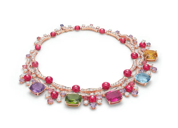 Colors in Feast頂級紫水晶與鑽石項鍊，引入有著彩虹般色調的多色彩寶，將寶格麗色彩實驗提升至嶄新高度。品牌提供