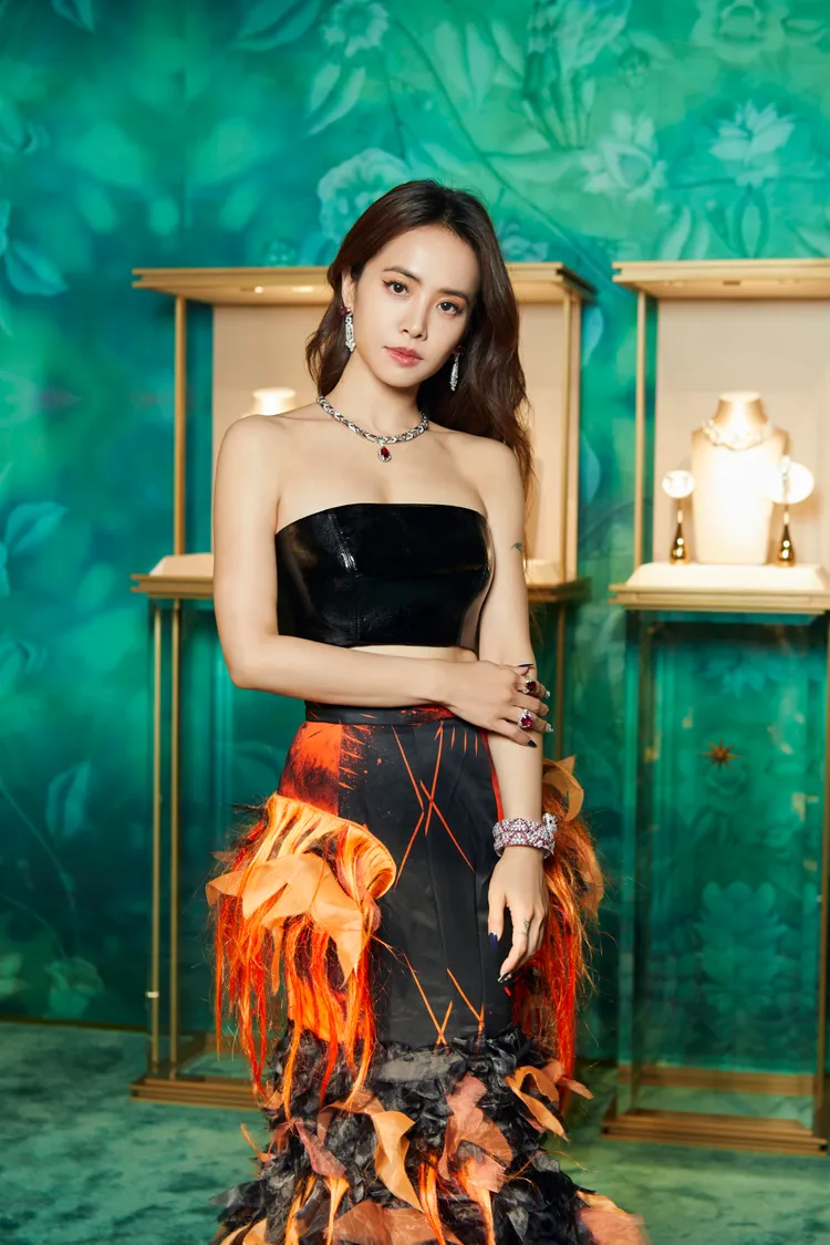 蔡依林戴上鑲嵌著稀罕莫三比克鴿血紅紅寶石的Fire of Eden伊甸之火項鍊現身展間。品牌提供