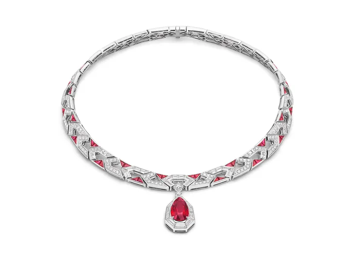 Fire of Eden頂級紅寶石與鑽石項鍊，鑲嵌7.02克拉梨形切割莫三比克鴿血紅紅寶石。品牌提供