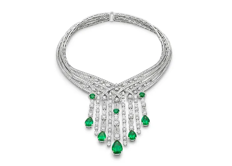 Emerald Eden Drop頂級祖母綠與鑽石項鍊，鑲嵌5顆總重約22.42克拉之梨形切割尚比亞祖母綠。品牌提供