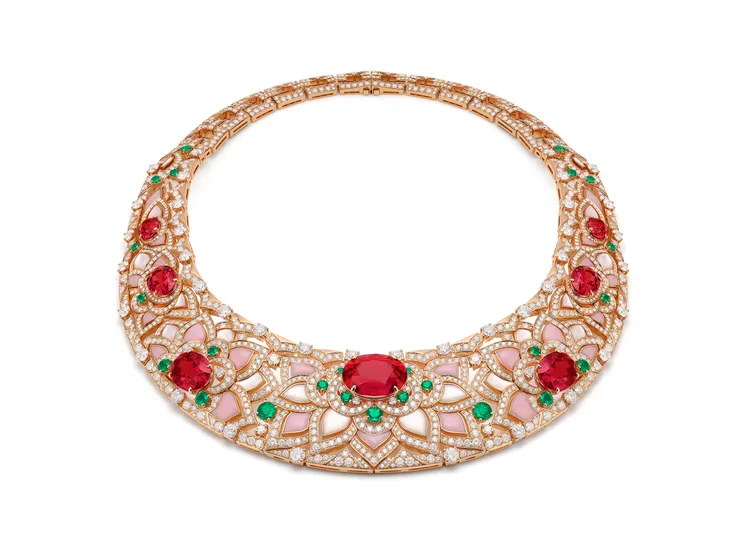 Ninfea Romance頂級彩寶與鑽石項鍊，以代表羅馬的馬賽克風格，描繪出鑲嵌紅碧璽的粉嫩花卉。品牌提供