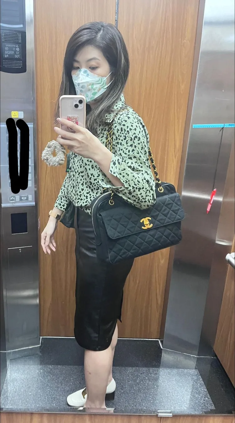 李怡貞揹著她的「老香」精品包外出。翻攝自臉書「女人大律師李怡貞」