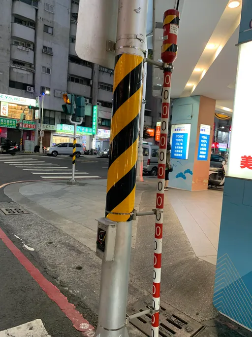 電桿旁驚見1根「紅白柱」 內行一看秒懂:別在附近買房