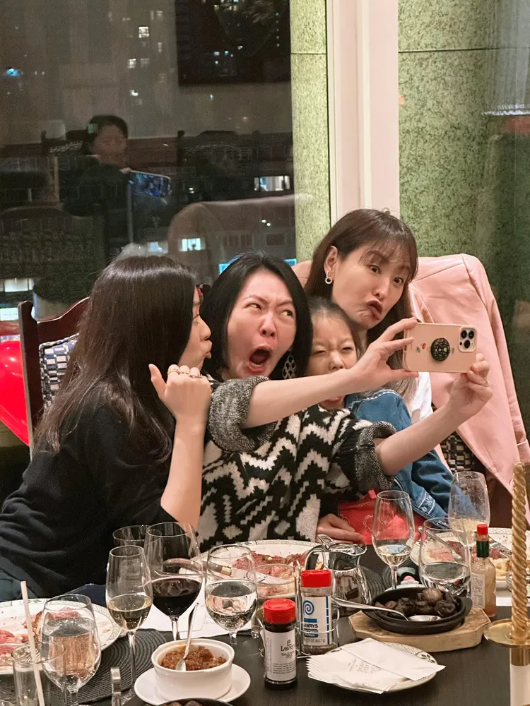 小S也出席慶生會。翻攝臉書「賈永婕的跑跳人生」