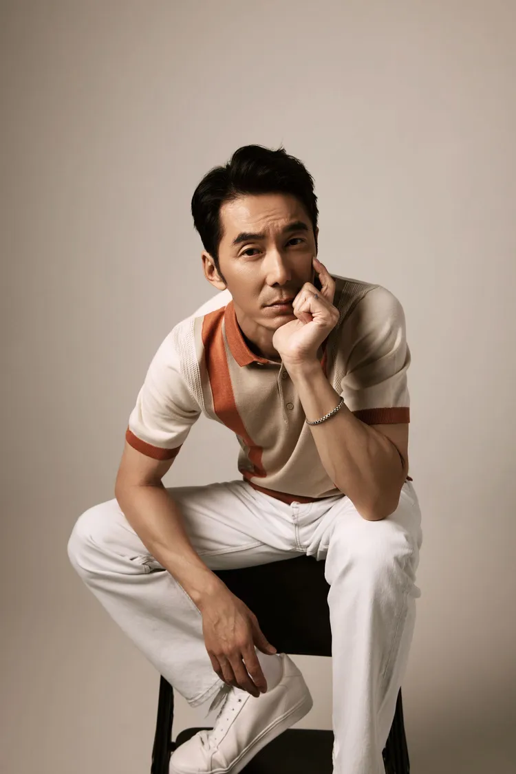 李李仁演繹J.LINDEBERG春夏系列形象照。撞色涼感紡絲針織Polo衫5980元、經典米白牛仔寬褲6480元。品牌提供