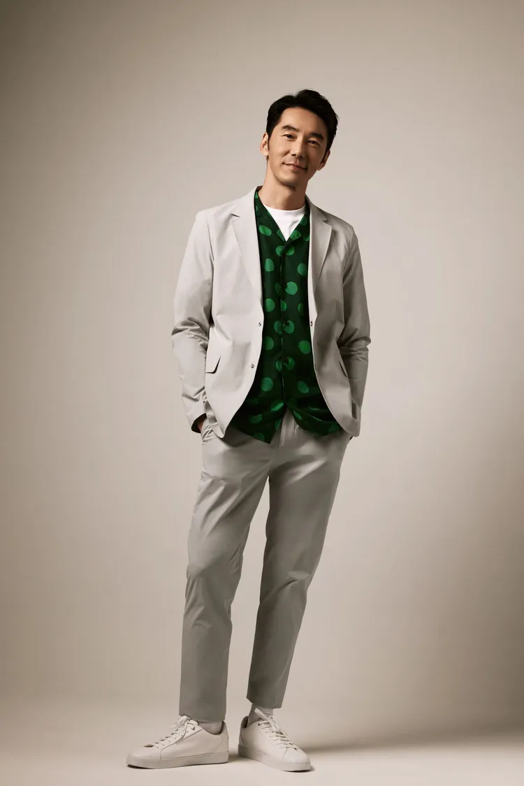 李李仁拍攝形象照展現J.LINDEBERG機能性西裝設計。機能涼感彈力西裝外套1萬2980元、獵裝機能涼感四面彈長褲7480元、幾何波點印花襯衫5480元。品牌提供