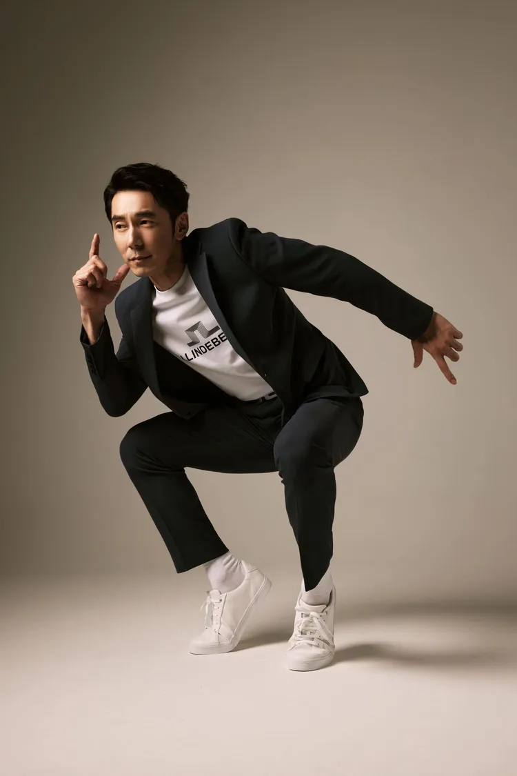 李李仁形象照。機能透氣網格獵裝1萬2980元、機能透氣網格長褲7480元、經典Logo涼感T恤3980元。品牌提供