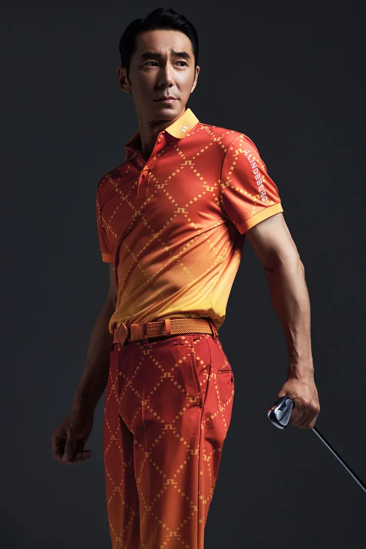 李李仁形象照。漸層菱格印花Polo衫4880元、鑽石菱格四面彈球褲7880元、鑽石Logo編織彈力腰帶4280元。品牌提供