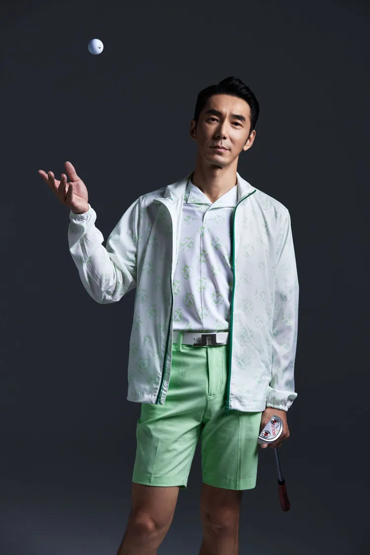 李李仁形象照。橋型波點輕量防風衣7880元、橋型波點印花襯衫4880元、超透氣細格織紋短褲4880元、經典JL Bridge皮帶4580元。品牌提供