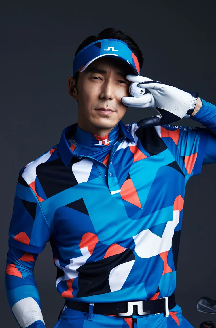 李李仁形象照。JL幾何印花Polo衫4880元、JL幾何透氣短褲5880元、JL幾何機能防曬衣3880元、JL幾何透氣遮陽帽1980元、經典JL Bridge皮帶4580元。品牌提供