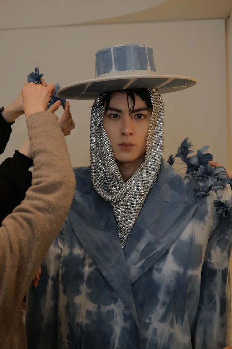 王鶴棣這套造型多了點陰柔美感，但銀色垂墜頭飾讓人聯想到蔡依林的空姐裝。翻攝王鶴棣工作室