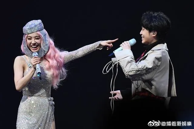 蔡依林當初因為被青峰猛虧，乾脆自稱阿聯酋空姐。翻攝微博香港娛樂香港娛樂