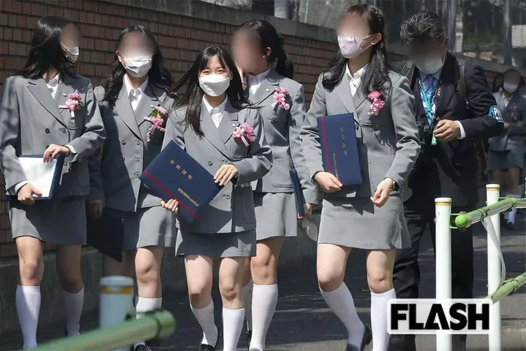 蘆田愛菜捧著畢業證書，與同學有說有笑。翻攝《FLASH》