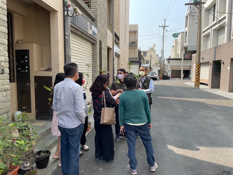 臺南分署開放有興趣民眾看屋，有人早早就來等候。臺南分署提供