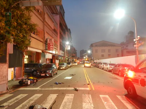 小黄、机车狭路相逢　女骑士惨摔落地！撞击瞬间曝光