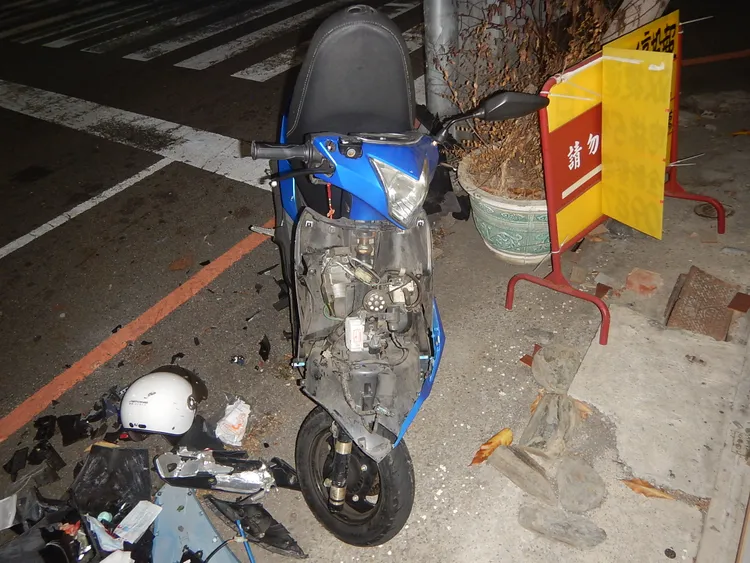 機車車體嚴重毀損。讀者提供