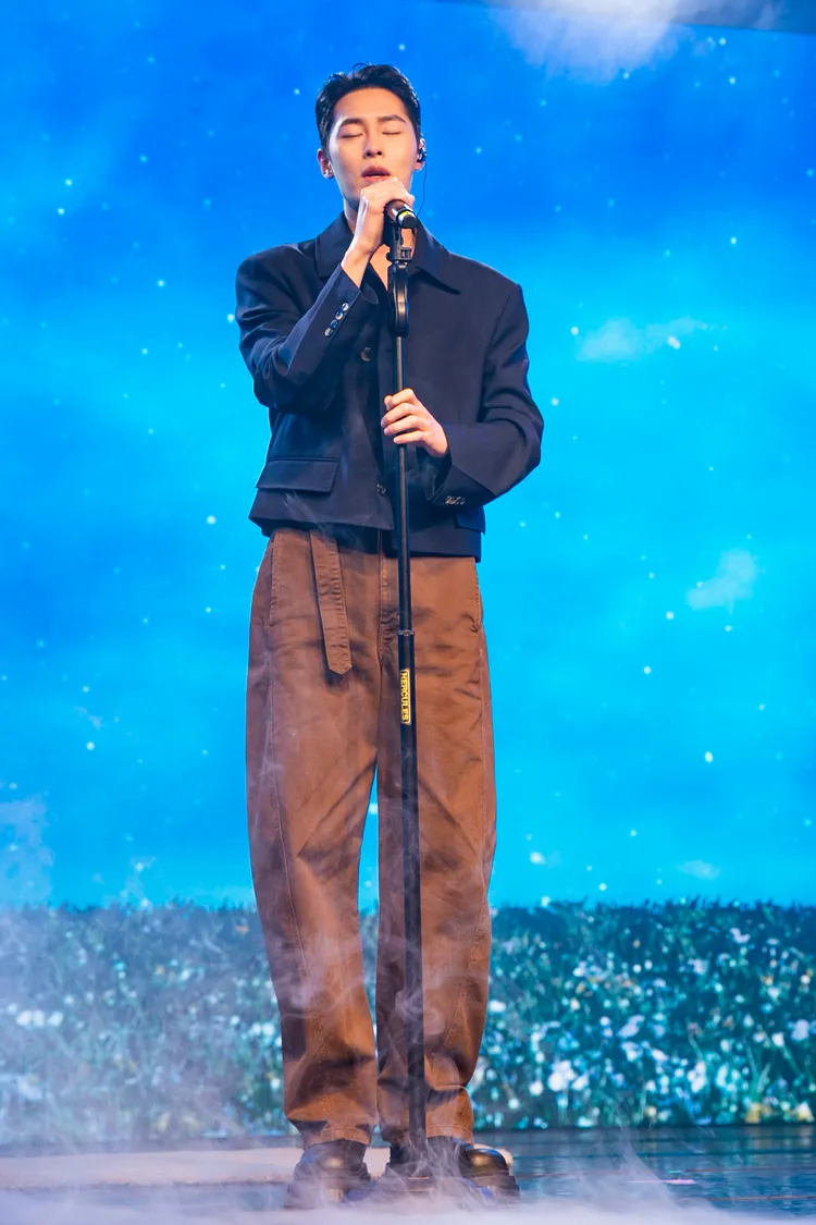 李宰旭唱情歌為見面會揭開序幕。D-SHOW 提供