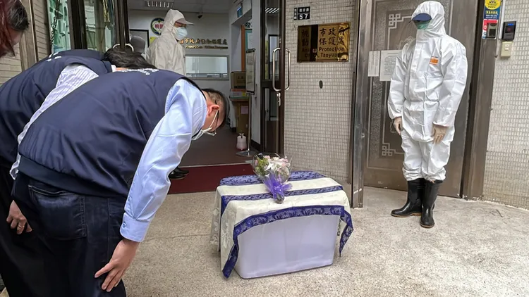 狒狒屍體28日將轉送台北市立動物園檢驗，桃園市農業局人員鞠躬、獻花致意。中央社