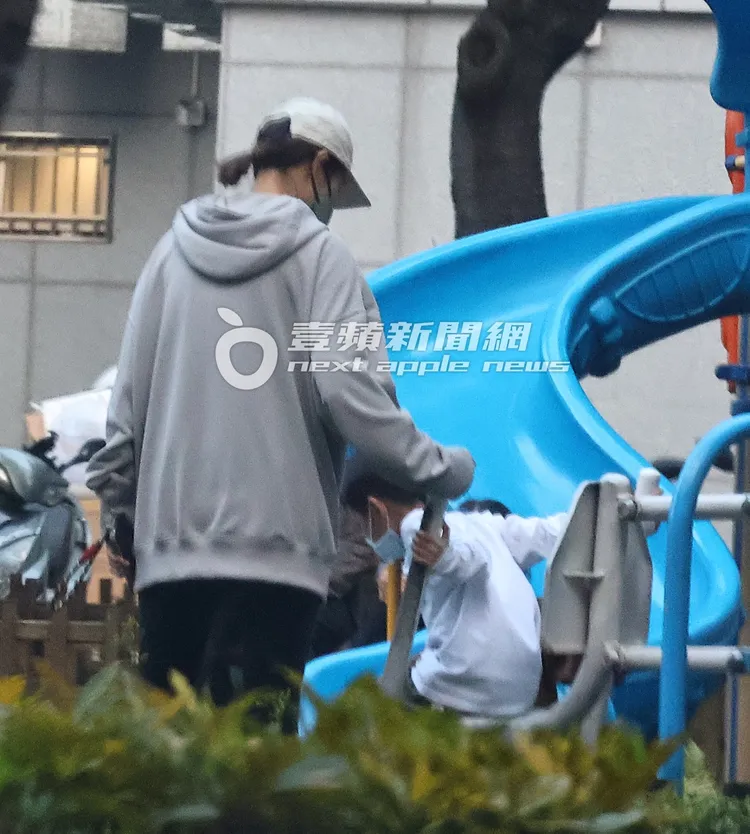 王棠云（左）陪著兒女在公園放電。特勤中心攝