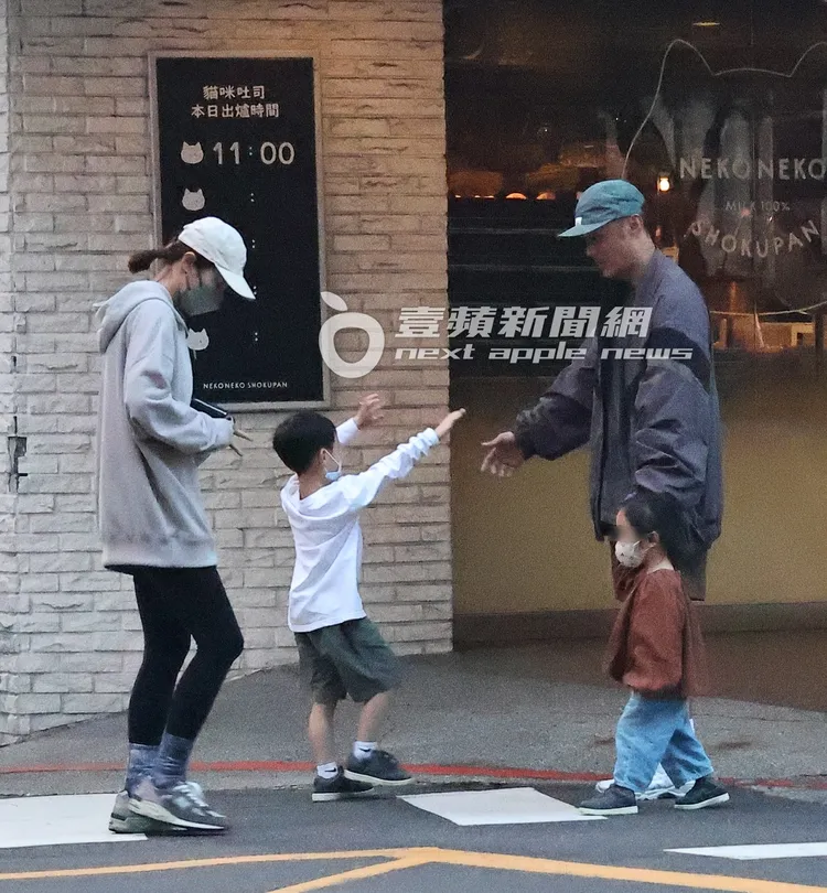 余文樂一家人下車後準備分頭辦事。特勤中心攝