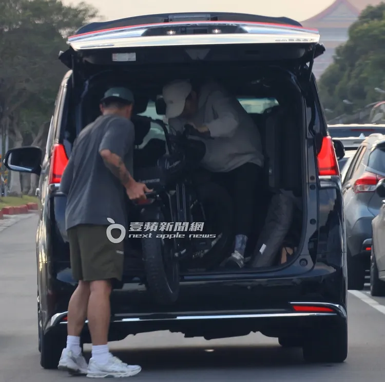 夫妻倆齊心協力將電動自行車放妥。特勤中心攝