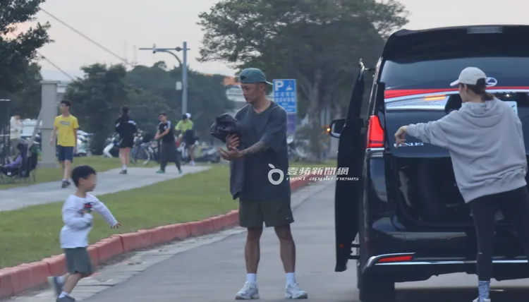 他接著揮手示意在人行道等候的兒子余初見（左）上車。特勤中心攝