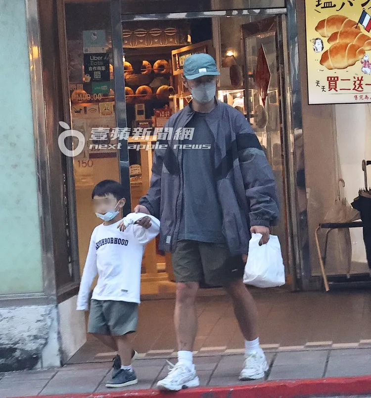 買完麵包後，父子倆過馬路至公園和王棠云會合。特勤中心攝