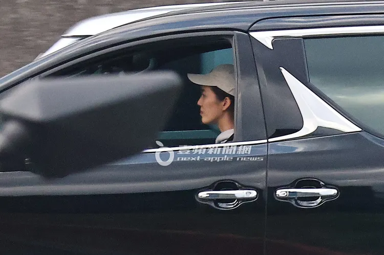 「皮帶千金」王棠云開著367萬起的凌志LM300h在大直河濱公園準備接老公、兒子。特勤中心攝