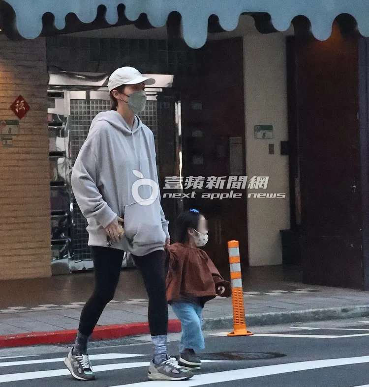 交換小孩後，王棠云牽著余初心過馬路，往公園方向走去。特勤中心攝