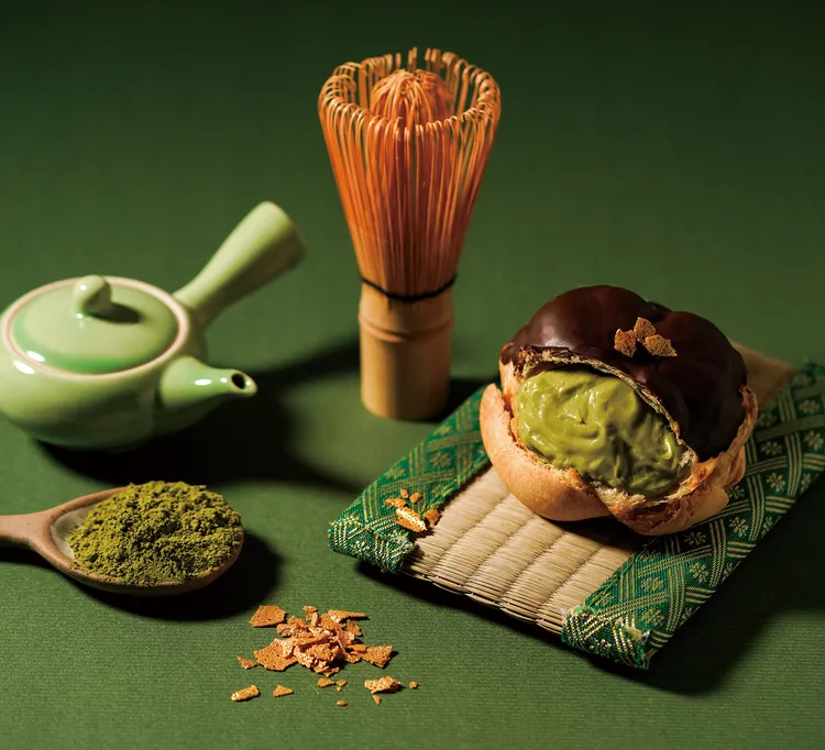 「耶克抹茶泡芙」使用招牌日式泡芙裹上比利時產70%巧克力，苦中帶甜。業者提供