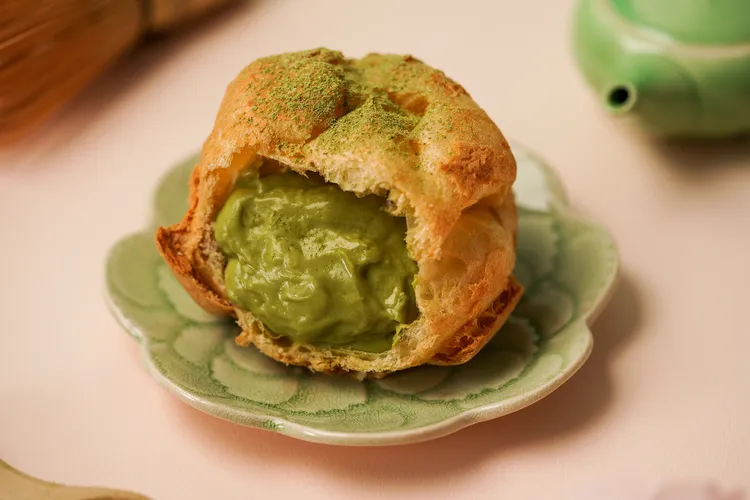 抹茶口味泡芙，選用靜岡抹茶粉，單顆售價70元起。業者提供