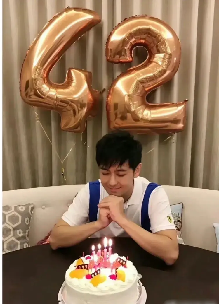 42歲生日時林志穎也吃紅葉蛋糕。翻攝林志穎IG