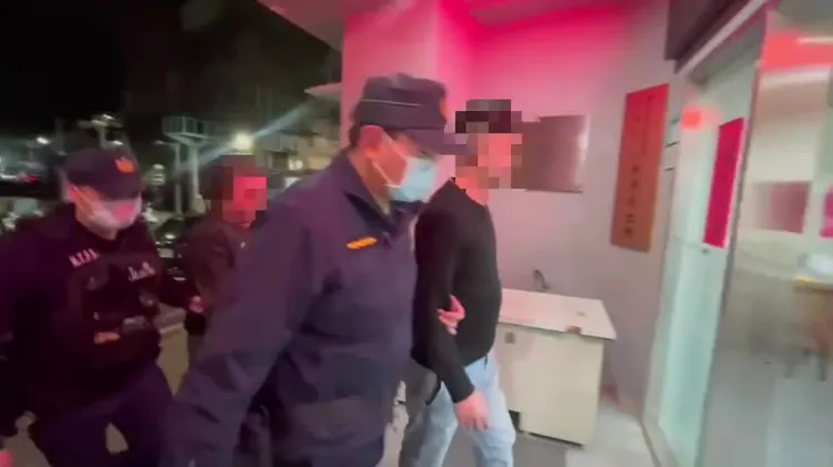 警方將許男及劉男帶回警局。三重警分局提供