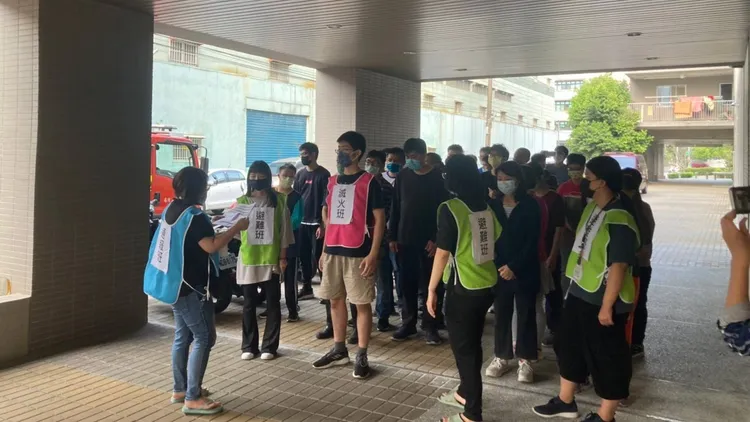 長照福利機構人員進行自衛編組演練。新北市消防局提供