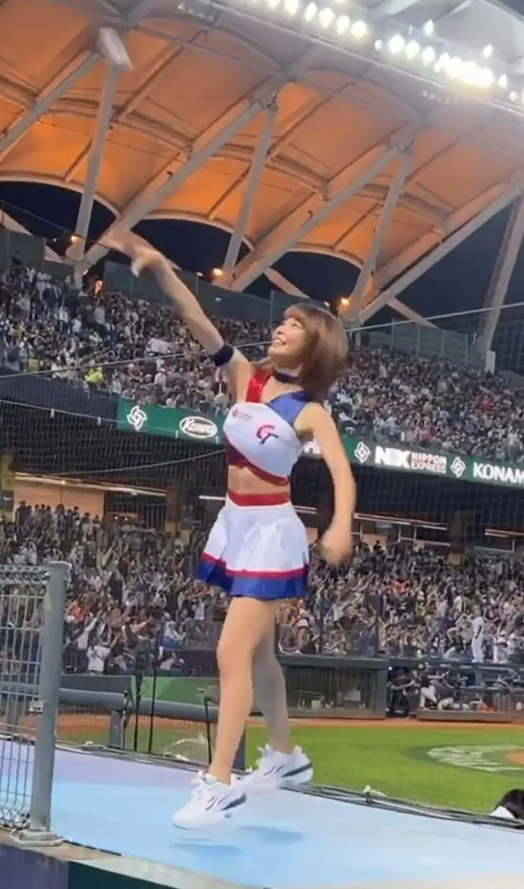 Yuri陳怡叡拋出小禮品給觀眾。翻攝自春風IG